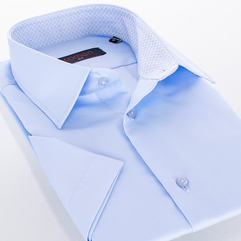 Błękitna koszula Comen z krótkim rękawem i lamówką w niebieskie rozety
